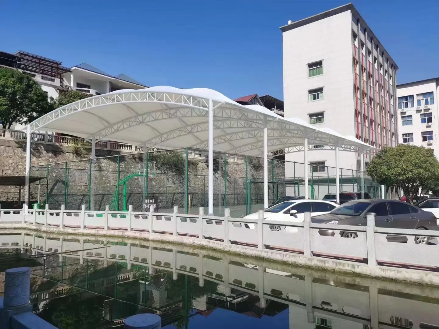 贵州望谟园区停车棚总在漏水生锈？源头膜结构厂家：按本地气候选材，避开三大坑