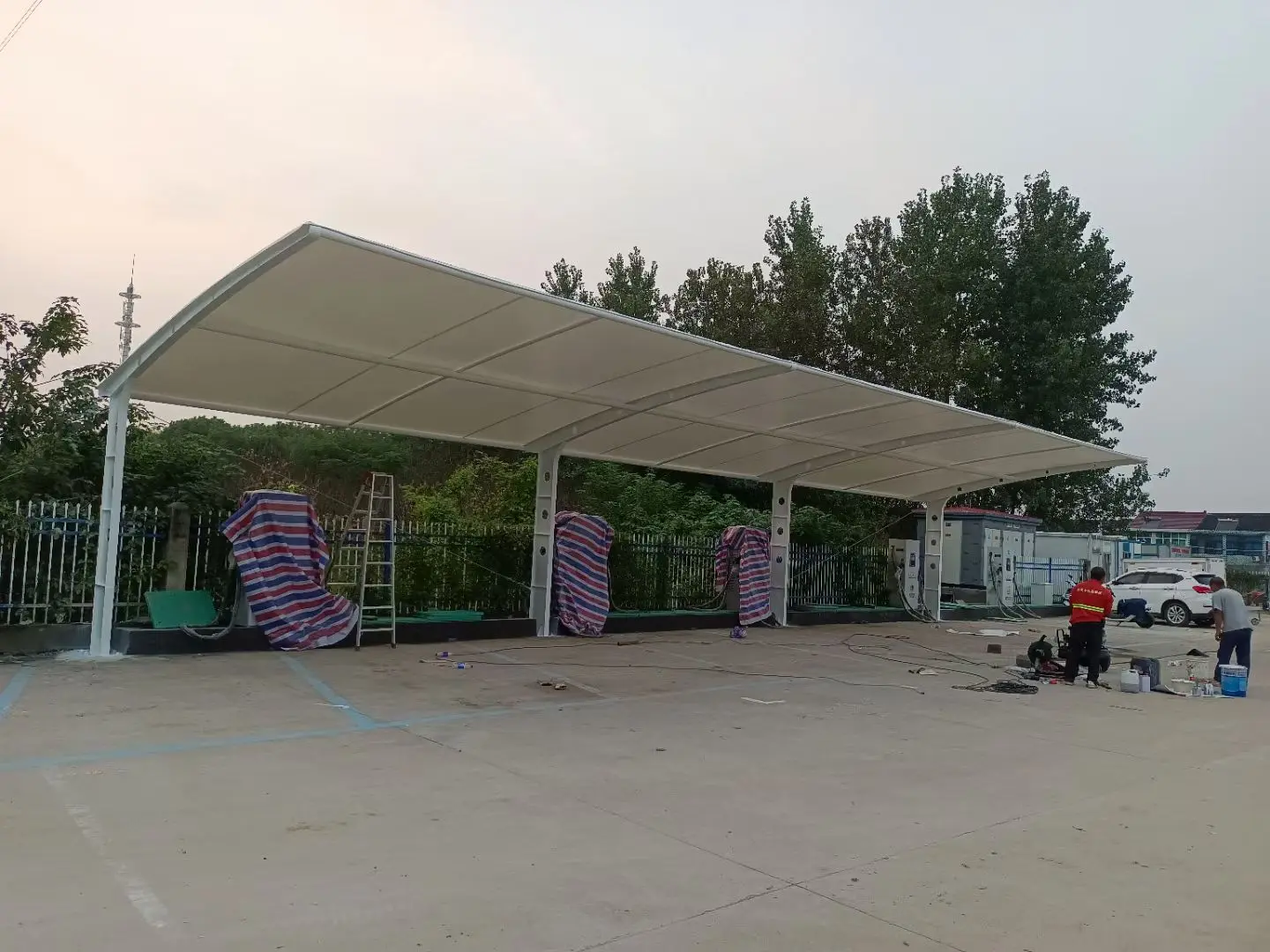 贵州望谟膜结构工程科普:山地多雨强紫外线环境,停车棚选材别只看低价